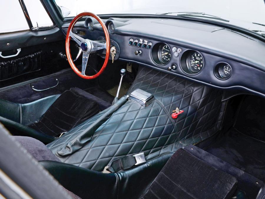Интерьер Bizzarrini 5300 GT Strada 1965 года  (фото 6 из 14)